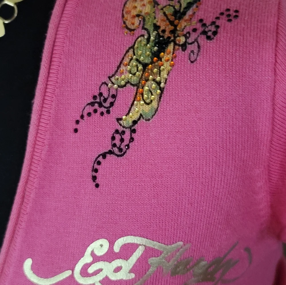Pink Graphic V-Neck Women Top - Picture 5 of 10